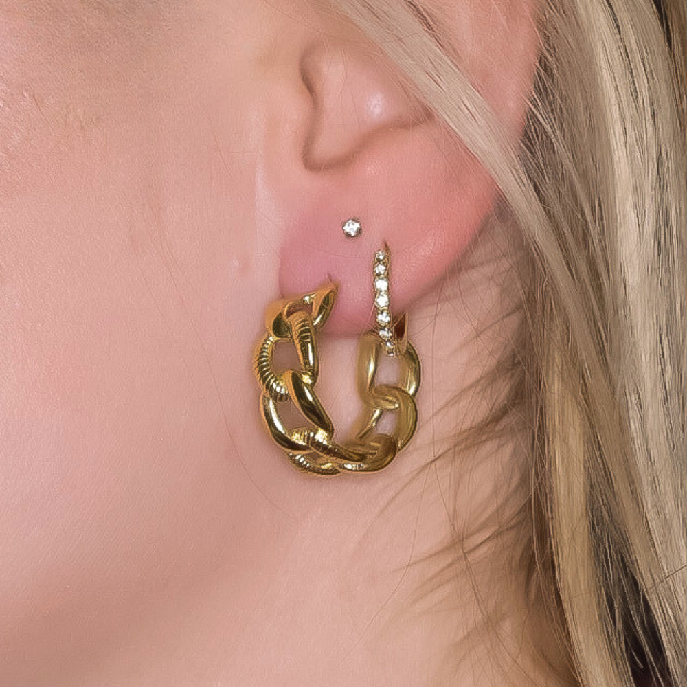 Close-up van de Bea oorbellen, met een gevlochten ontwerp en schakels die om en om een werking hebben, gemaakt van stainless steel, hypoallergeen, waterproof en verkleuren niet.