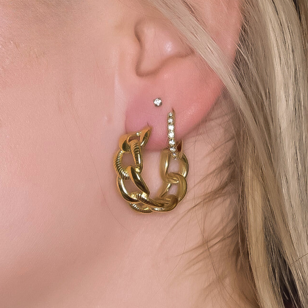 Close-up van de Bea oorbellen, met een gevlochten ontwerp en schakels die om en om een werking hebben, gemaakt van stainless steel, hypoallergeen, waterproof en verkleuren niet.