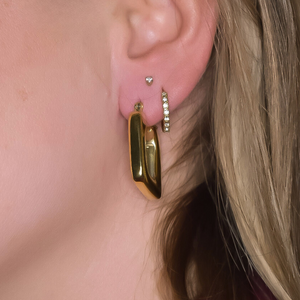 Close-up van de Britt oorbellen, met een tijdloos vierkant design, gemaakt van stainless steel, hypoallergeen, waterproof en verkleuren niet.