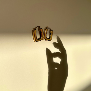 Close-up van de Britt oorbellen, met een tijdloos vierkant design, gemaakt van stainless steel, hypoallergeen, waterproof en verkleuren niet.