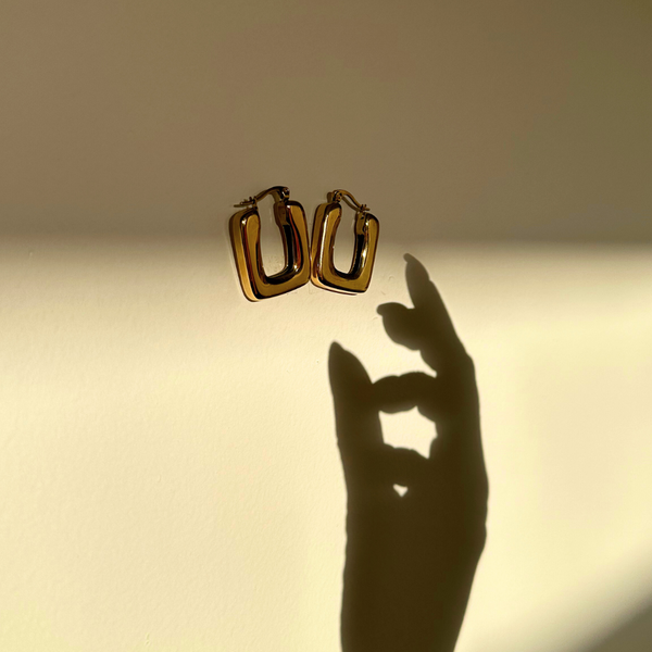 Close-up van de Britt oorbellen, met een tijdloos vierkant design, gemaakt van stainless steel, hypoallergeen, waterproof en verkleuren niet.