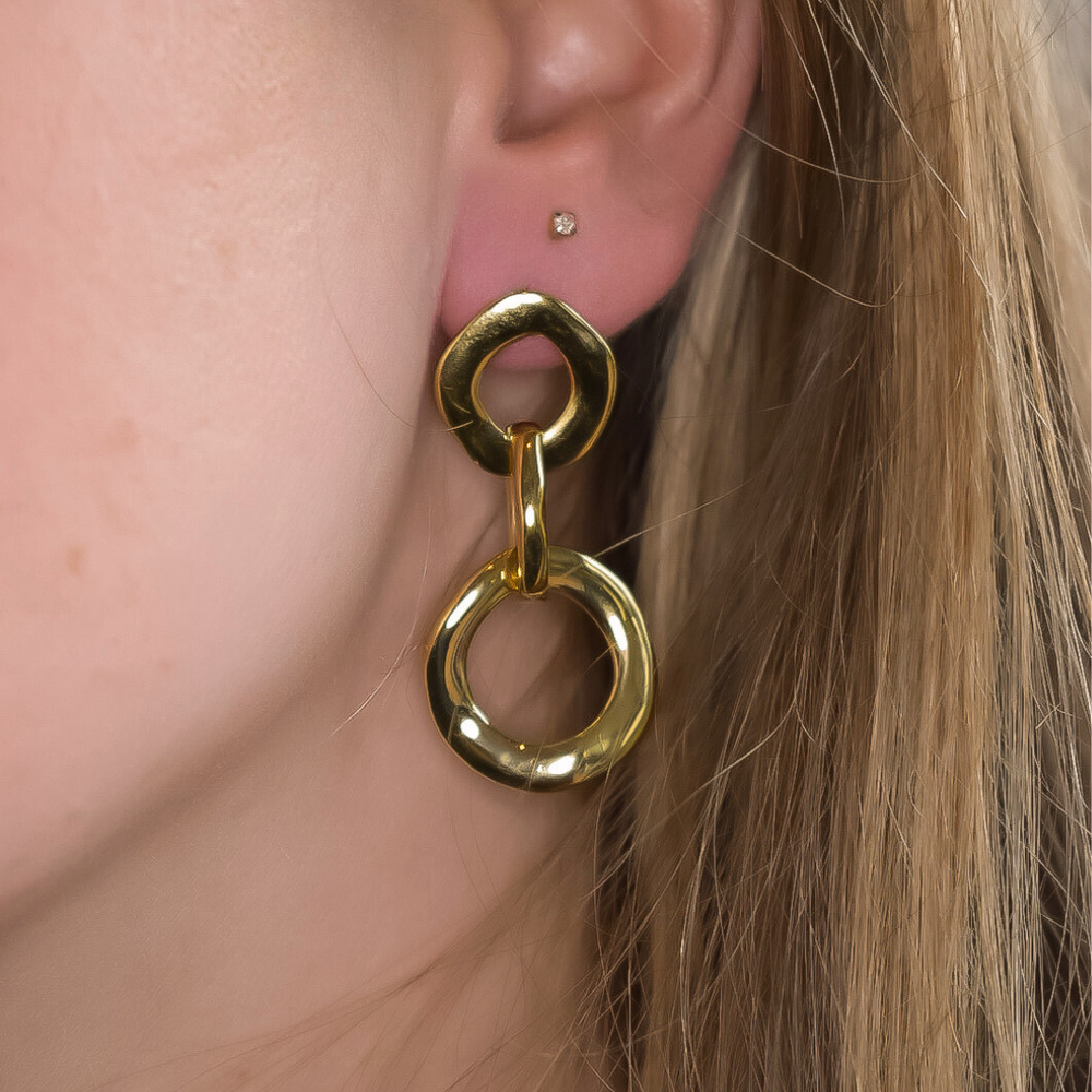 Close-up van de Golden Organic hangers, met twee organische ronde vormen en een ovale hanger, gemaakt van stainless steel, hypoallergeen, waterproof en verkleuren niet.