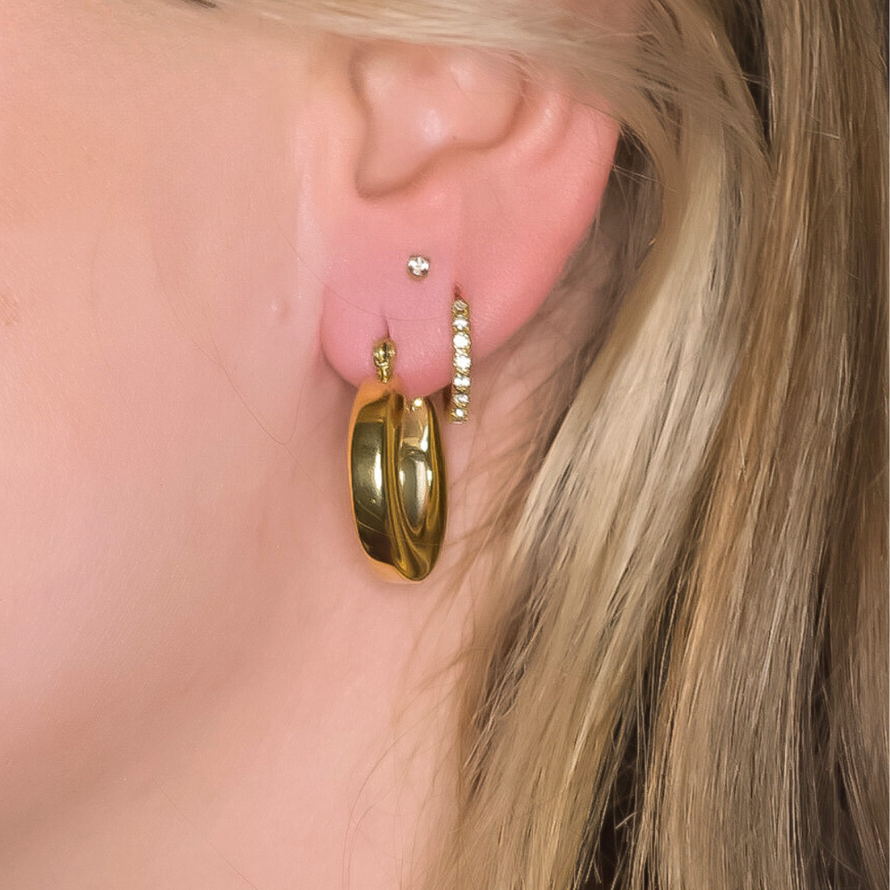 Close-up van de gold Circle hangers, met een brede ronde vorm voor een opvallende look, gemaakt van stainless steel, hypoallergeen, waterproof en verkleuren niet.