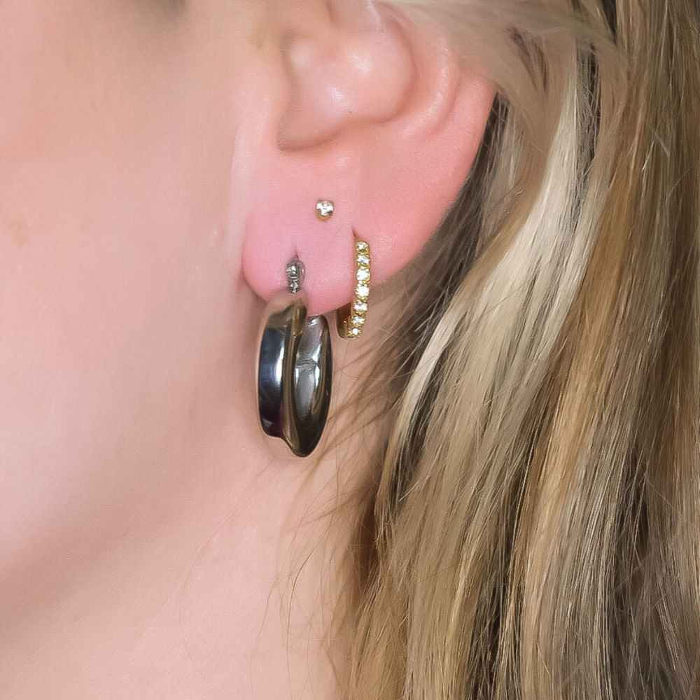 Close-up van de Silver Circle hangers, met een brede ronde vorm voor een opvallende look, gemaakt van stainless steel, hypoallergeen, waterproof en verkleuren niet.