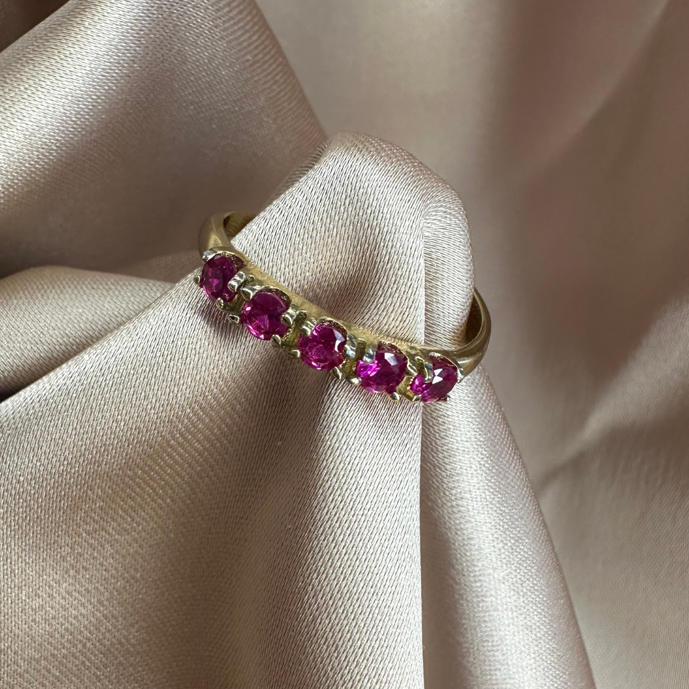 Een verstelbare gouden ring met delicate roze steentjes, gemaakt van hypoallergeen, waterproof en kleurvast stainless steel.