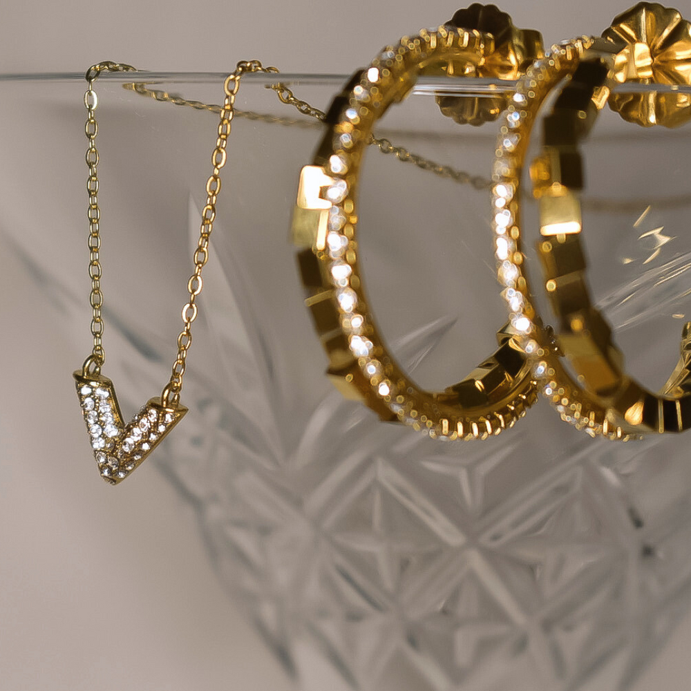 Close-up van de Ivy ketting, met een subtiele V-vorm versierd met zilveren steentjes, gemaakt van stainless steel, hypoallergeen, waterproof en verkleurt niet.