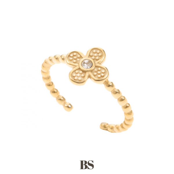 Close-up van de Bloom Ring met een bloemen design en zilveren stenen details, gemaakt van stainless steel, hypoallergeen, waterproof en verkleurt niet.