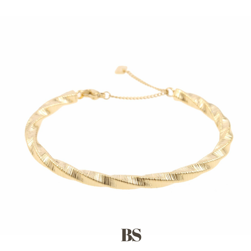 Close-up van de Ava armband van stainless steel met een elegant gedraaid design, glanzend en stijlvol om de pols gedragen, hypoallergeen en waterdicht.