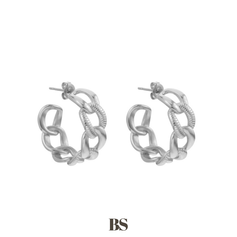 Close-up van de Bea oorbellen, met een gevlochten ontwerp en schakels die om en om een werking hebben, gemaakt van stainless steel, hypoallergeen, waterproof en verkleuren niet.