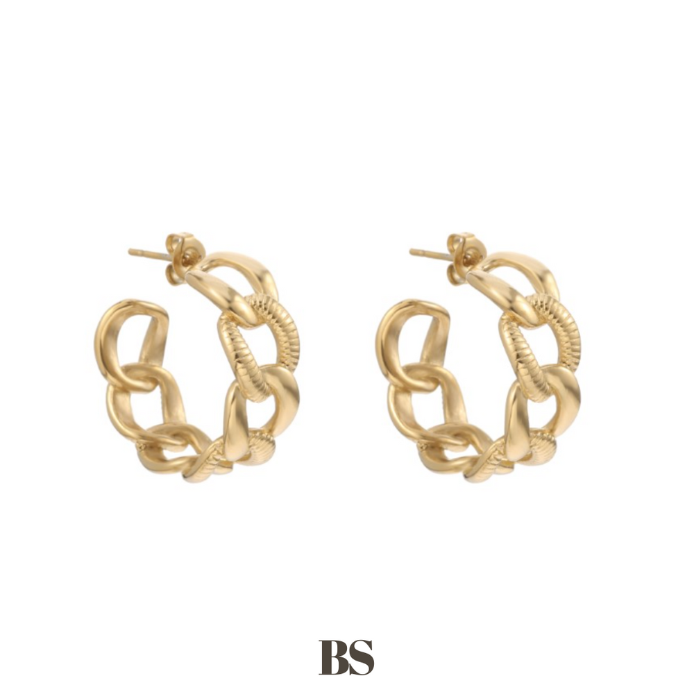 Close-up van de Bea oorbellen, met een gevlochten ontwerp en schakels die om en om een werking hebben, gemaakt van stainless steel, hypoallergeen, waterproof en verkleuren niet.