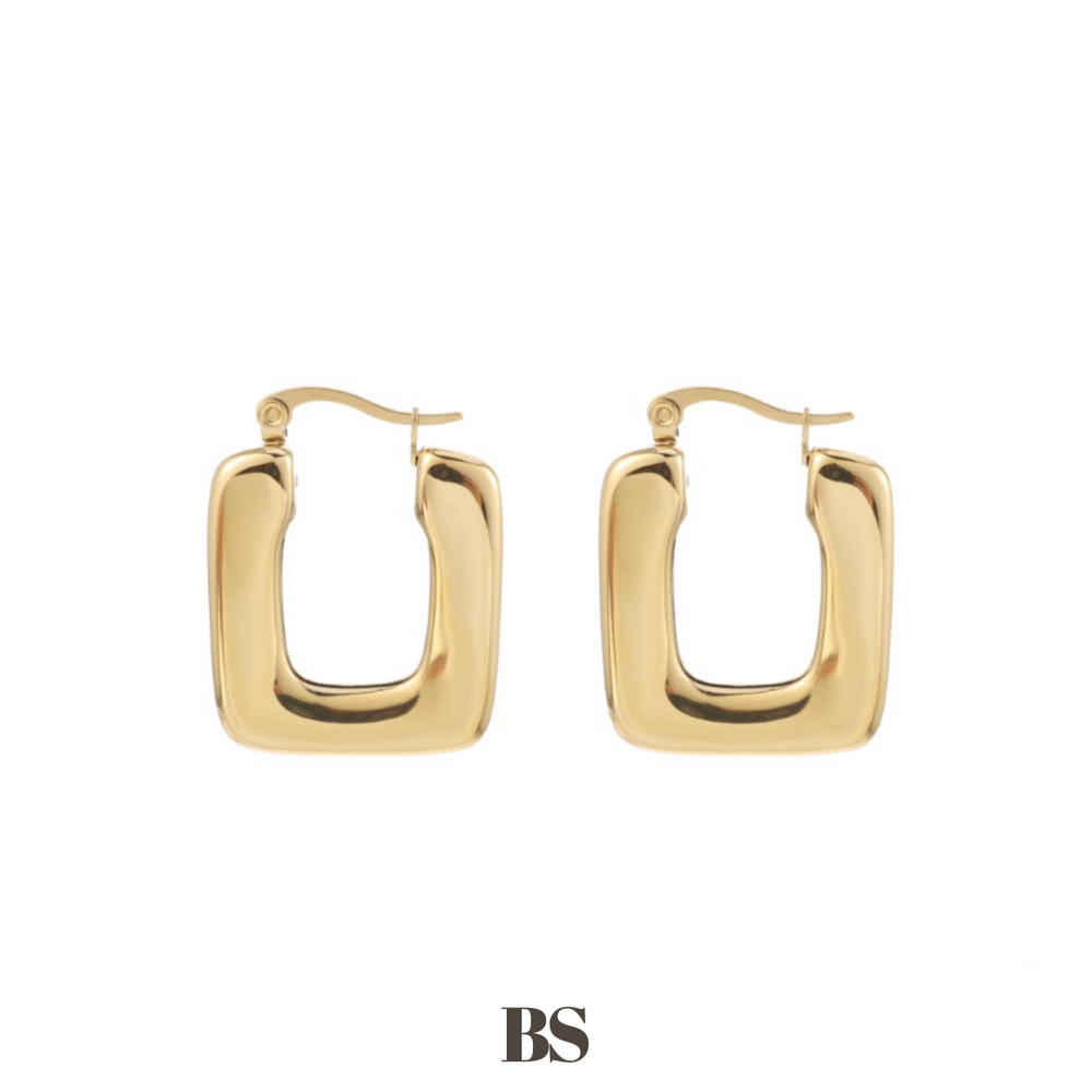 Close-up van de Britt oorbellen, met een tijdloos vierkant design, gemaakt van stainless steel, hypoallergeen, waterproof en verkleuren niet.