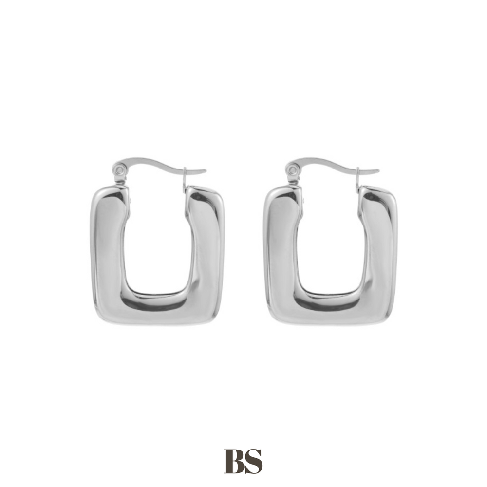 Close-up van de Britt oorbellen, met een tijdloos vierkant design, gemaakt van stainless steel, hypoallergeen, waterproof en verkleuren niet.