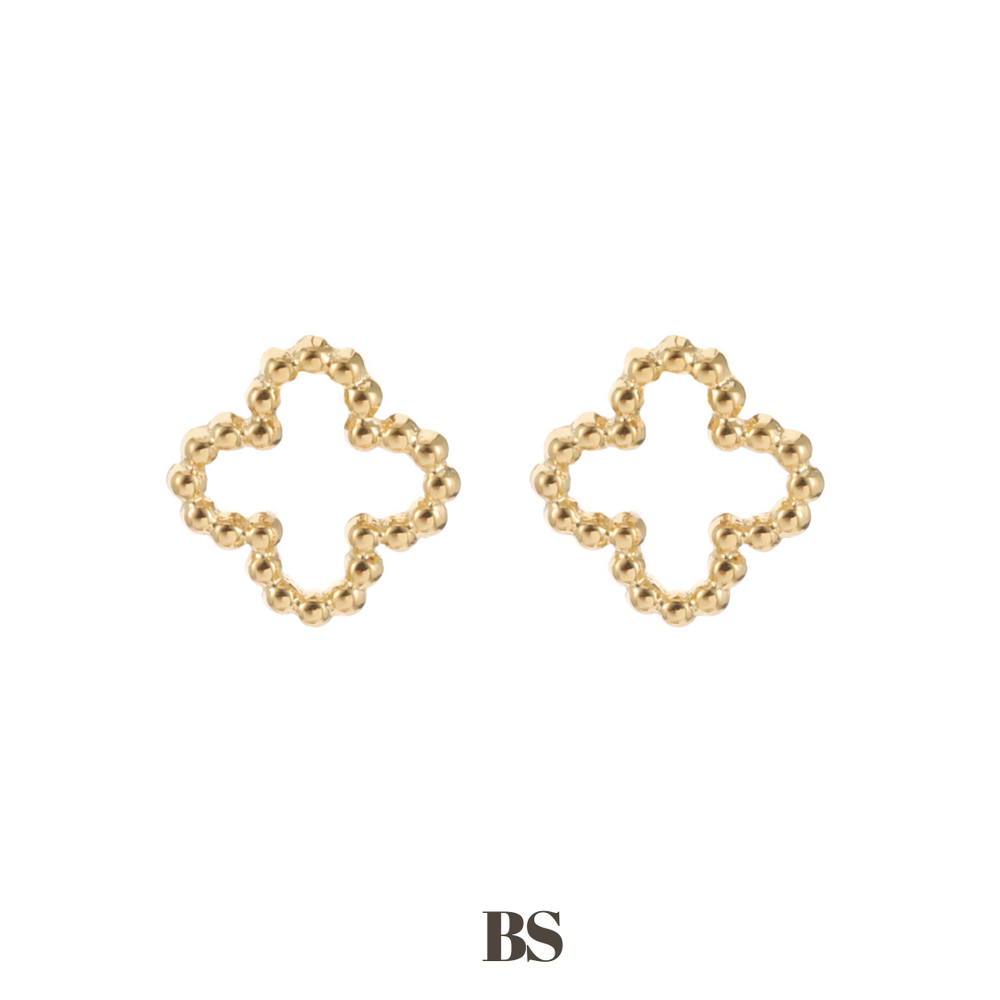 Close-up van de Clover oorbellen, kleine stainless steel knopjes met een klavertje vier design, hypoallergeen, waterdicht en verkleuren niet.