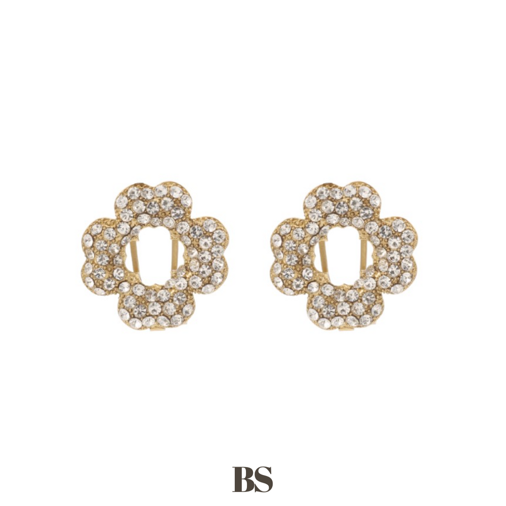 Close-up van de Bloom Studs oorbellen in bloemvorm, gevuld met zilveren stras steentjes, gemaakt van stainless steel, hypoallergeen, waterproof en verkleuren niet.