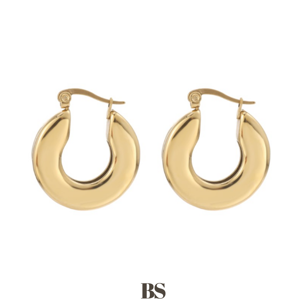 Close-up van de gold Circle hangers, met een brede ronde vorm voor een opvallende look, gemaakt van stainless steel, hypoallergeen, waterproof en verkleuren niet.