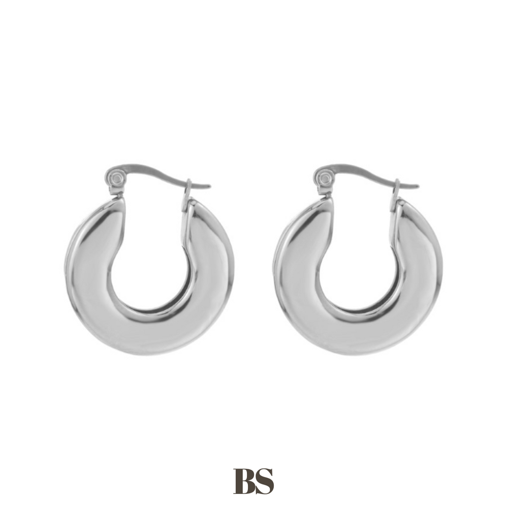 Close-up van de Silver Circle hangers, met een brede ronde vorm voor een opvallende look, gemaakt van stainless steel, hypoallergeen, waterproof en verkleuren niet.