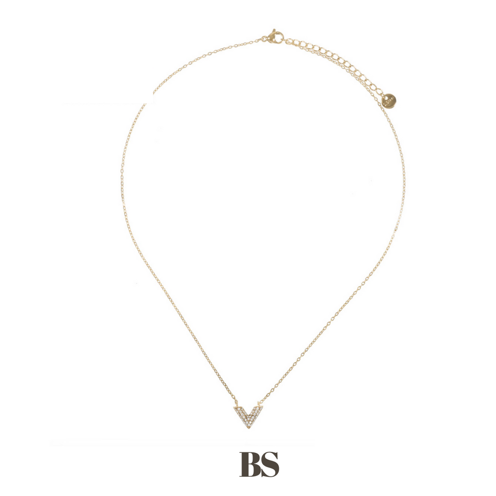 Close-up van de Ivy ketting, met een subtiele V-vorm versierd met zilveren steentjes, gemaakt van stainless steel, hypoallergeen, waterproof en verkleurt niet.