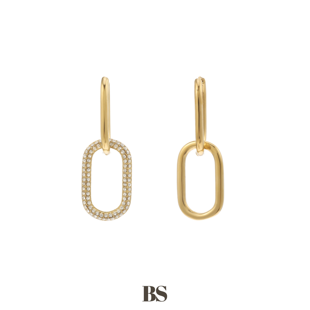 Close-up van de Gilded Elegance oorbellen, met een subtiel gouden design en een hanger versierd met zilveren steentjes, gemaakt van stainless steel, hypoallergeen, waterproof en verkleuren niet.