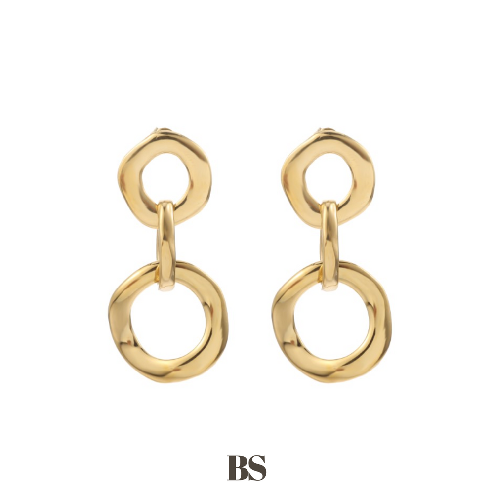 Close-up van de Golden Organic hangers, met twee organische ronde vormen en een ovale hanger, gemaakt van stainless steel, hypoallergeen, waterproof en verkleuren niet.