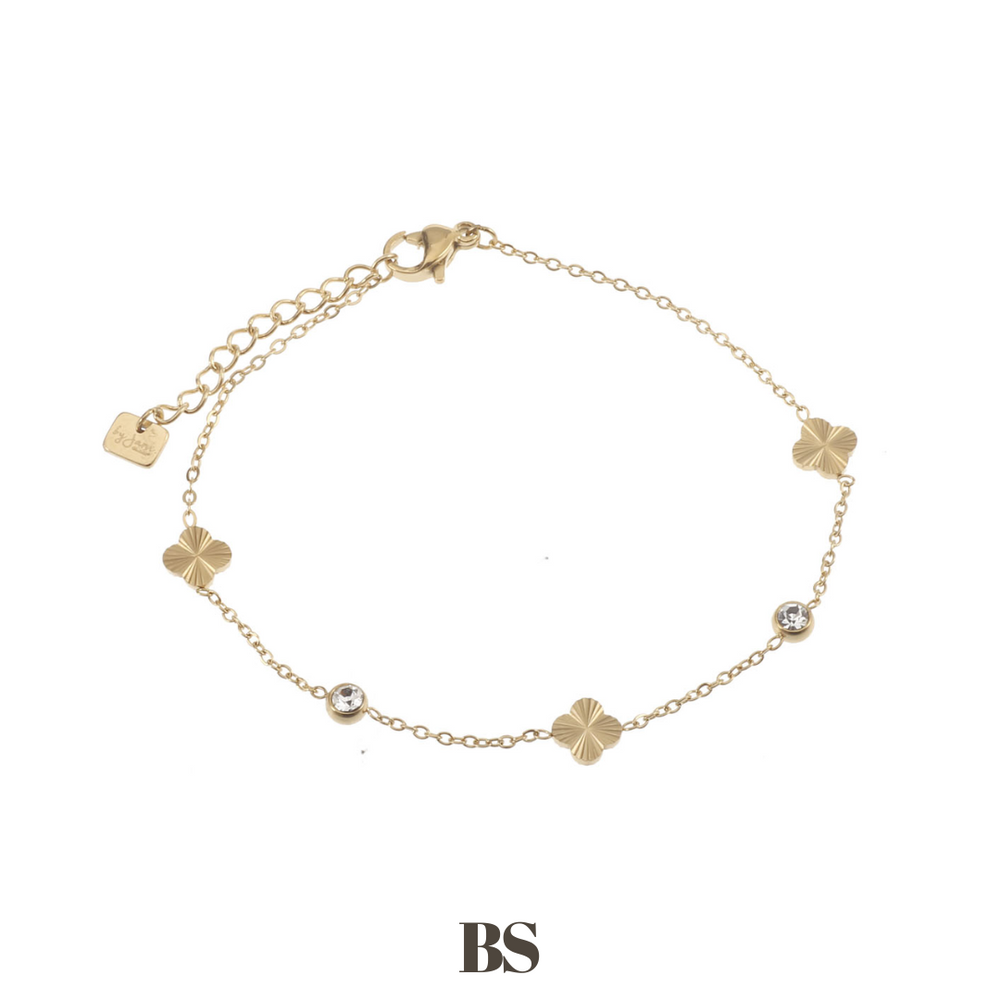 Close-up van de Golden Clover armband, met een klavertje vier bedeltje en kleine bedeltjes met zilveren steentjes, gemaakt van stainless steel in goud, hypoallergeen, waterproof en verkleurt niet.