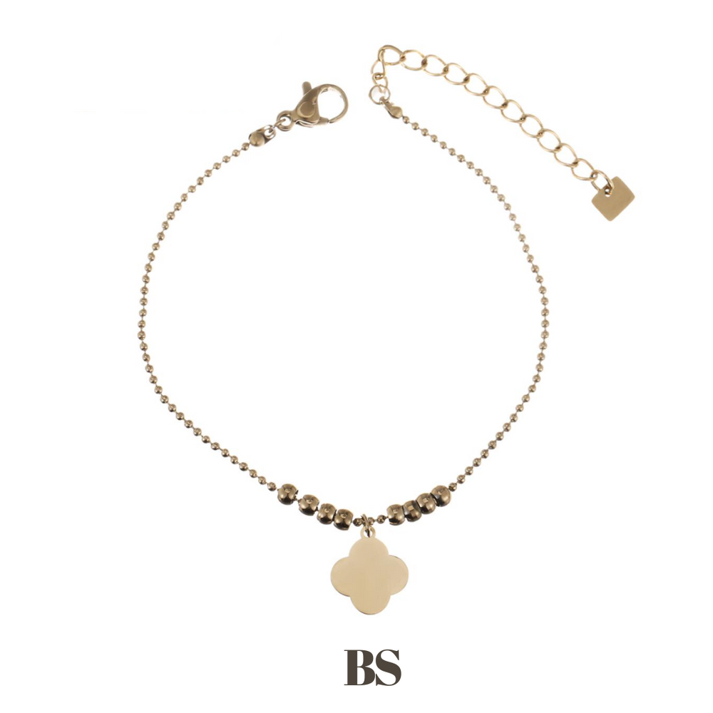 Close-up van het Nora armbandje, met een klavertje vier bedeltje en delicate kraaltjes, gemaakt van stainless steel, hypoallergeen en waterproof.