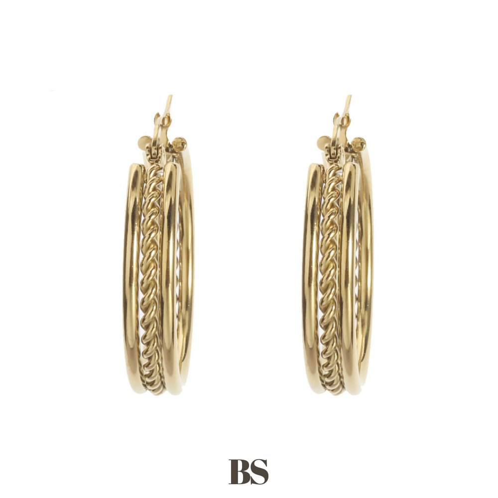 Close-up van de Ruby Oorbellen met drie banen: buitenste banen in subtiel goud en een middelste baan met een gouden twirl, gemaakt van stainless steel, hypoallergeen, waterproof en verkleuren niet.