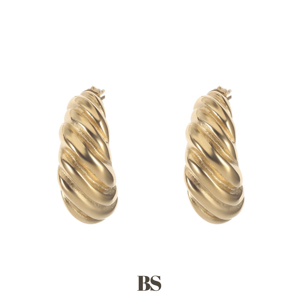 Close-up van de Shell Wave oorbellen, met een schelpachtige vorm en een subtiele werking erin, gemaakt van stainless steel, hypoallergeen, waterproof en verkleuren niet.