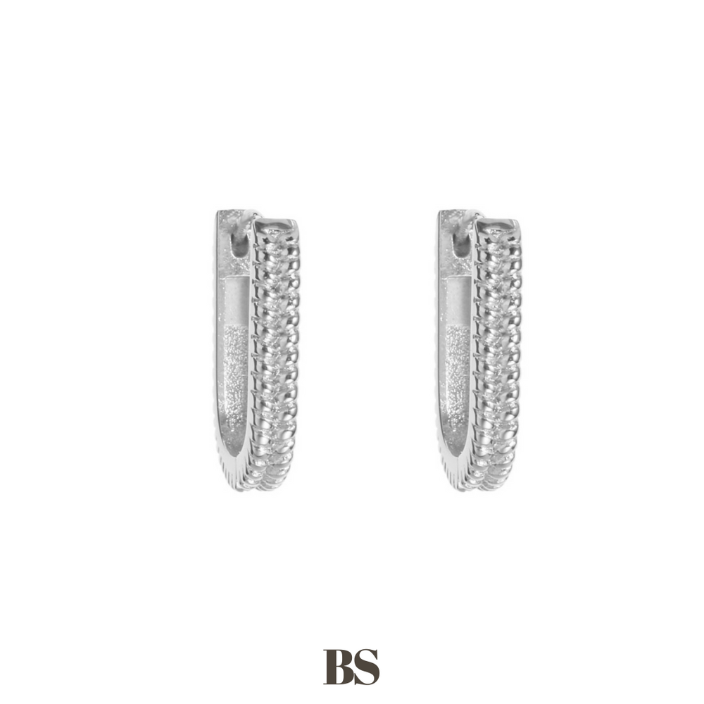 Close-up van de Silver Harmony oorbellen in zilver, met een subtiele werking in het ontwerp, gemaakt van stainless steel, hypoallergeen, waterproof en verkleuren niet.